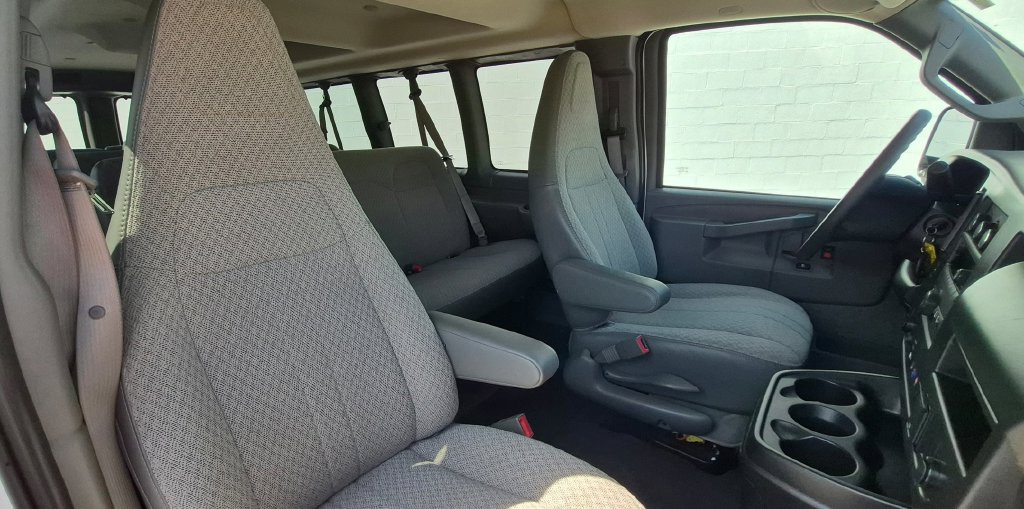 Used 2025 Chevrolet Express 3500 LT w/ LT Preferred Equipment Group RWD image 4