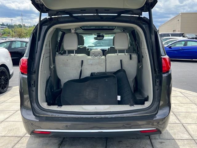 Used 2020 Chrysler Pacifica Limited w/ Advanced Safetytec Group FWD image 11