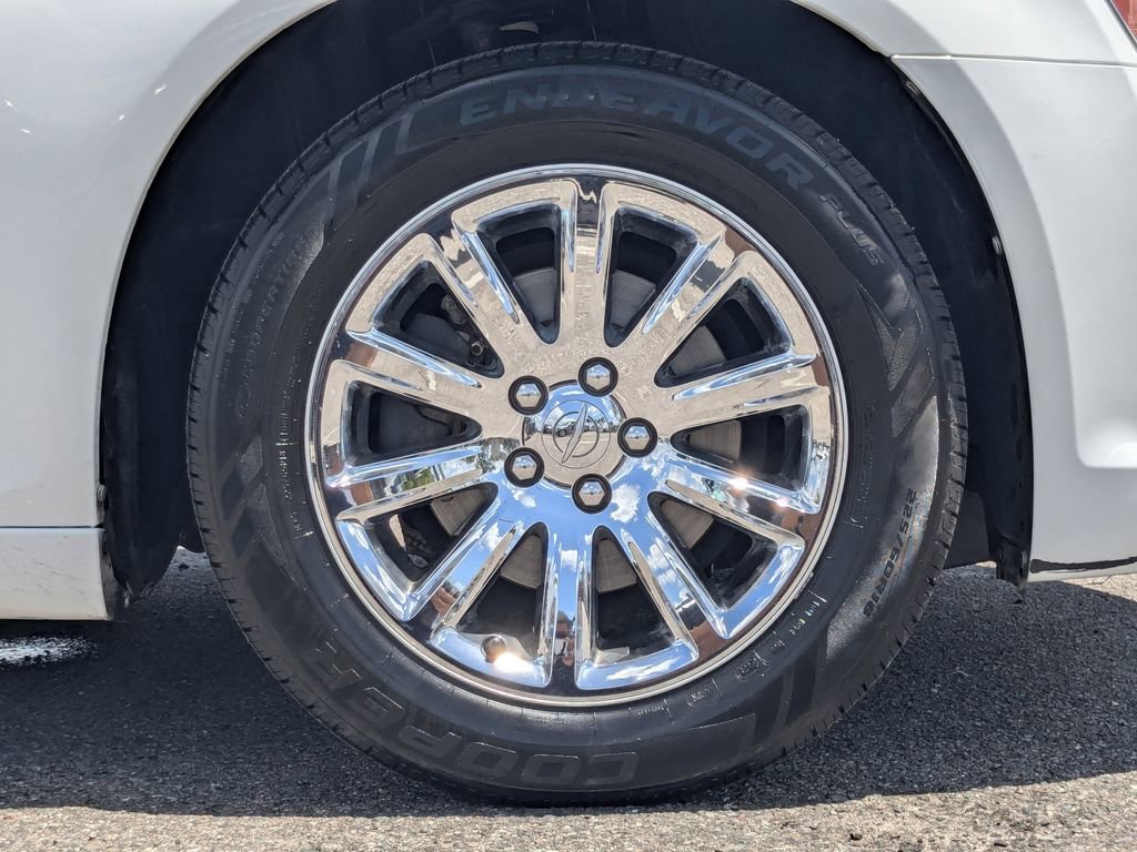 Used 2014 Chrysler 300 C RWD image 14