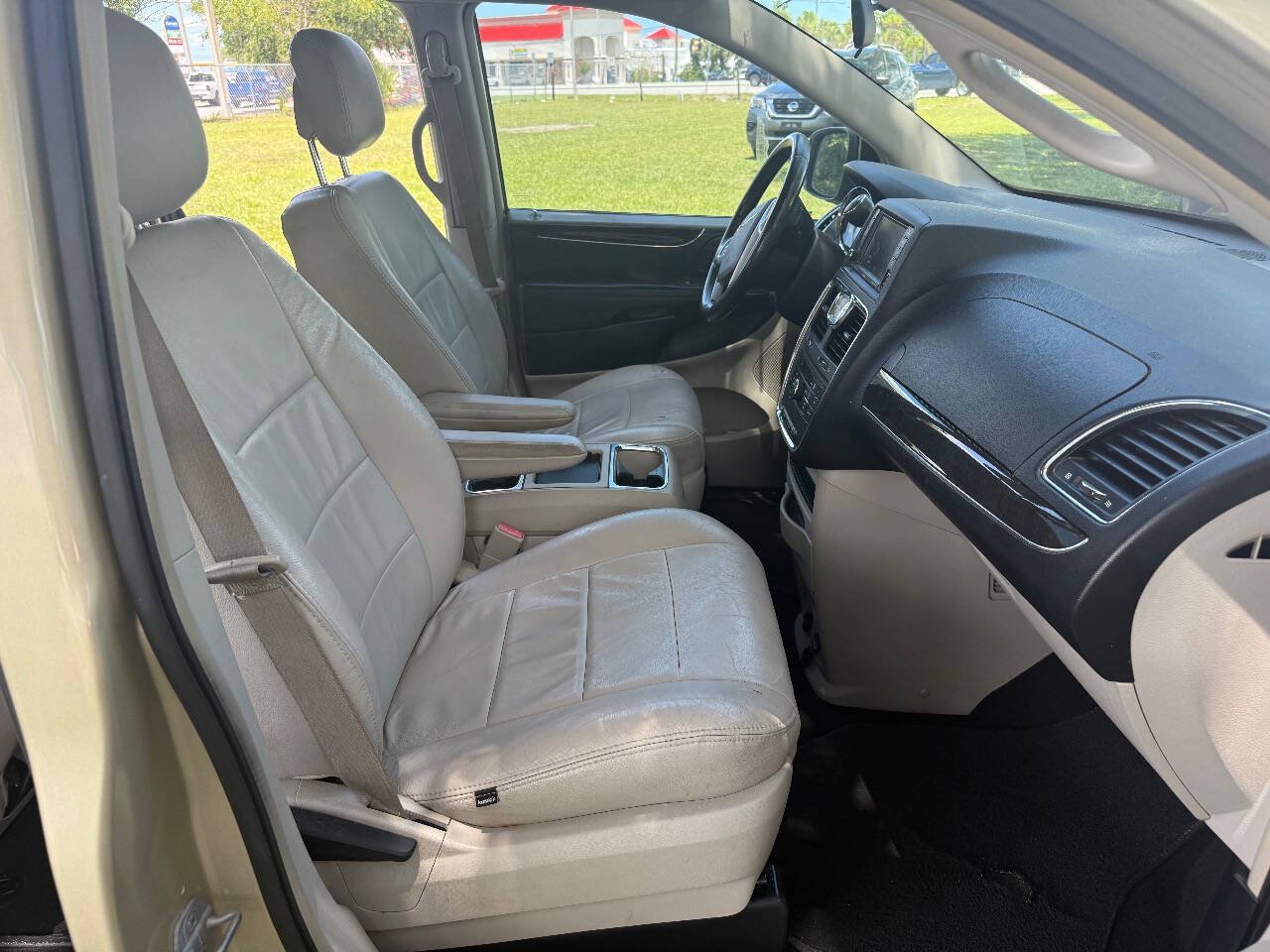 Used 2011 Chrysler Town & Country Touring FWD image 10