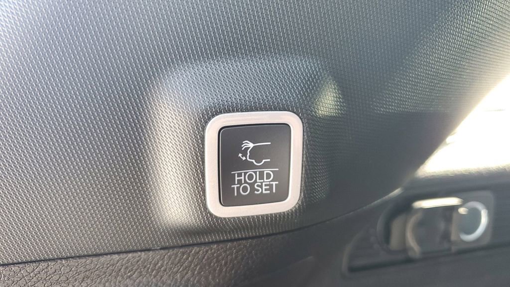 New 2025 Jeep Grand Cherokee Altitude image 9