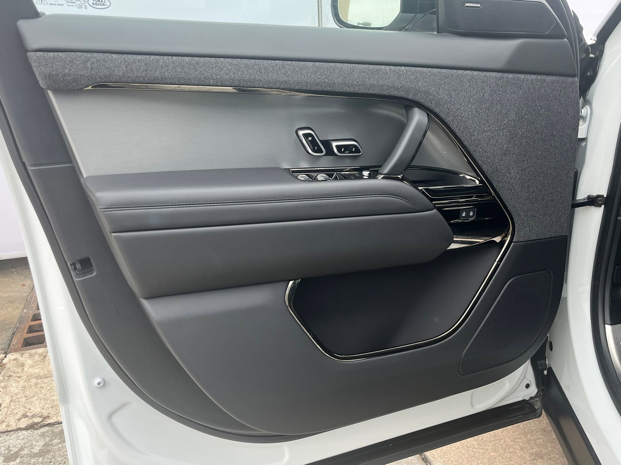 Certified 2025 Land Rover Range Rover Sport SE image 12