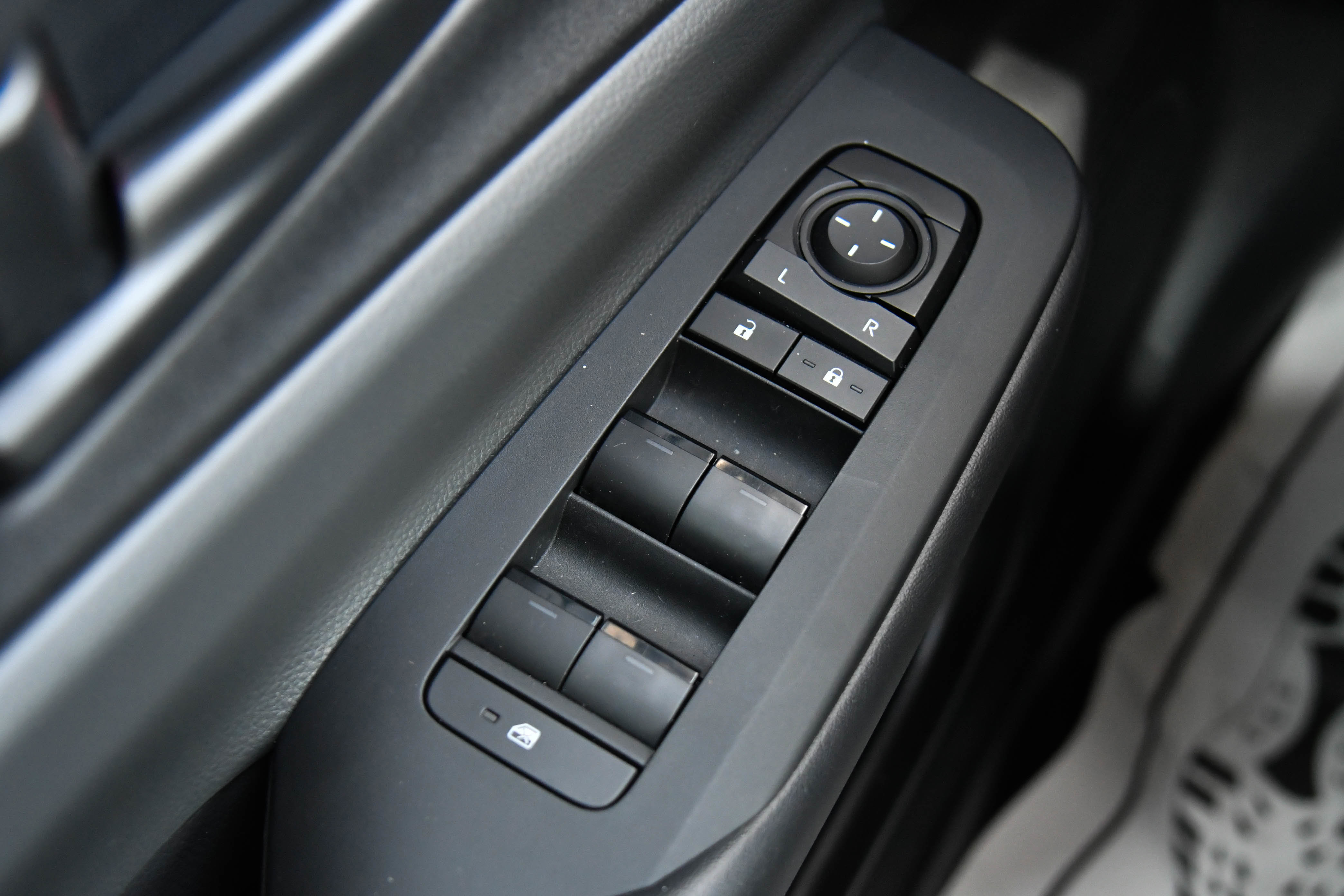 Used 2025 Toyota Prius LE image 34