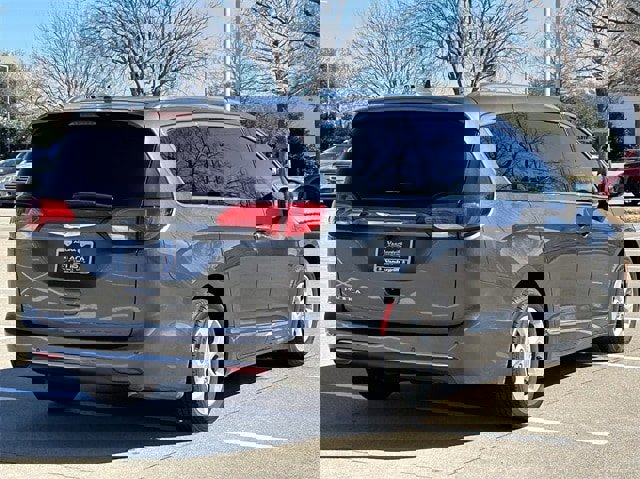 Used 2017 Chrysler Pacifica Touring-L Plus image 4