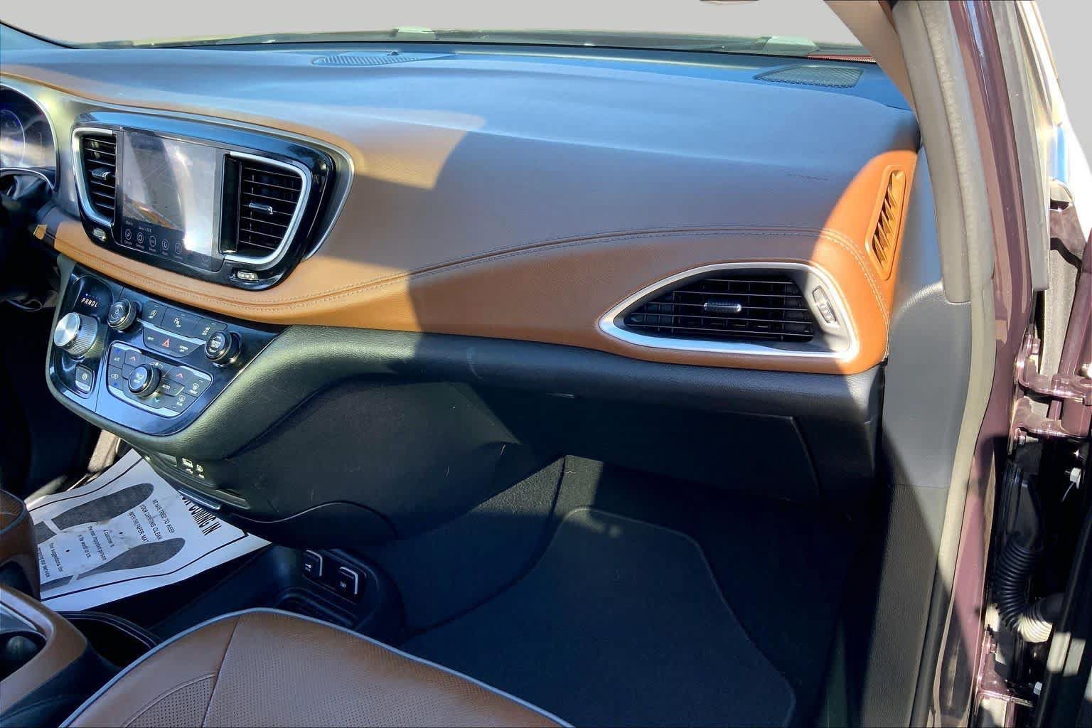 Used 2019 Chrysler Pacifica Limited FWD image 26