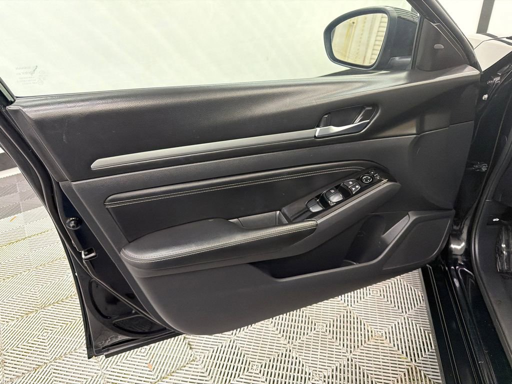 Used 2023 Nissan Altima 2.5 SV w/ SV Premium Package image 11