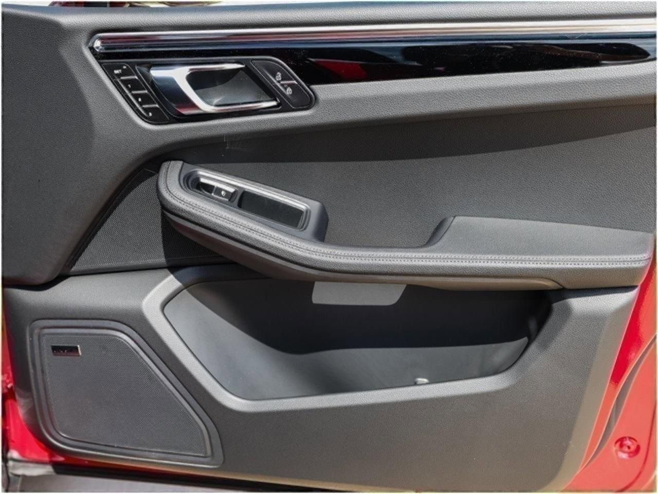 Certified 2025 Porsche Macan AWD/4WD image 26