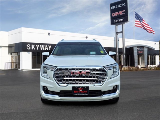 Used 2023 GMC Terrain Denali w/ Denali Premium Package image 2