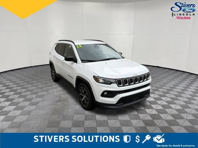 Used 2024 Jeep Compass Latitude AWD/4WD image 3