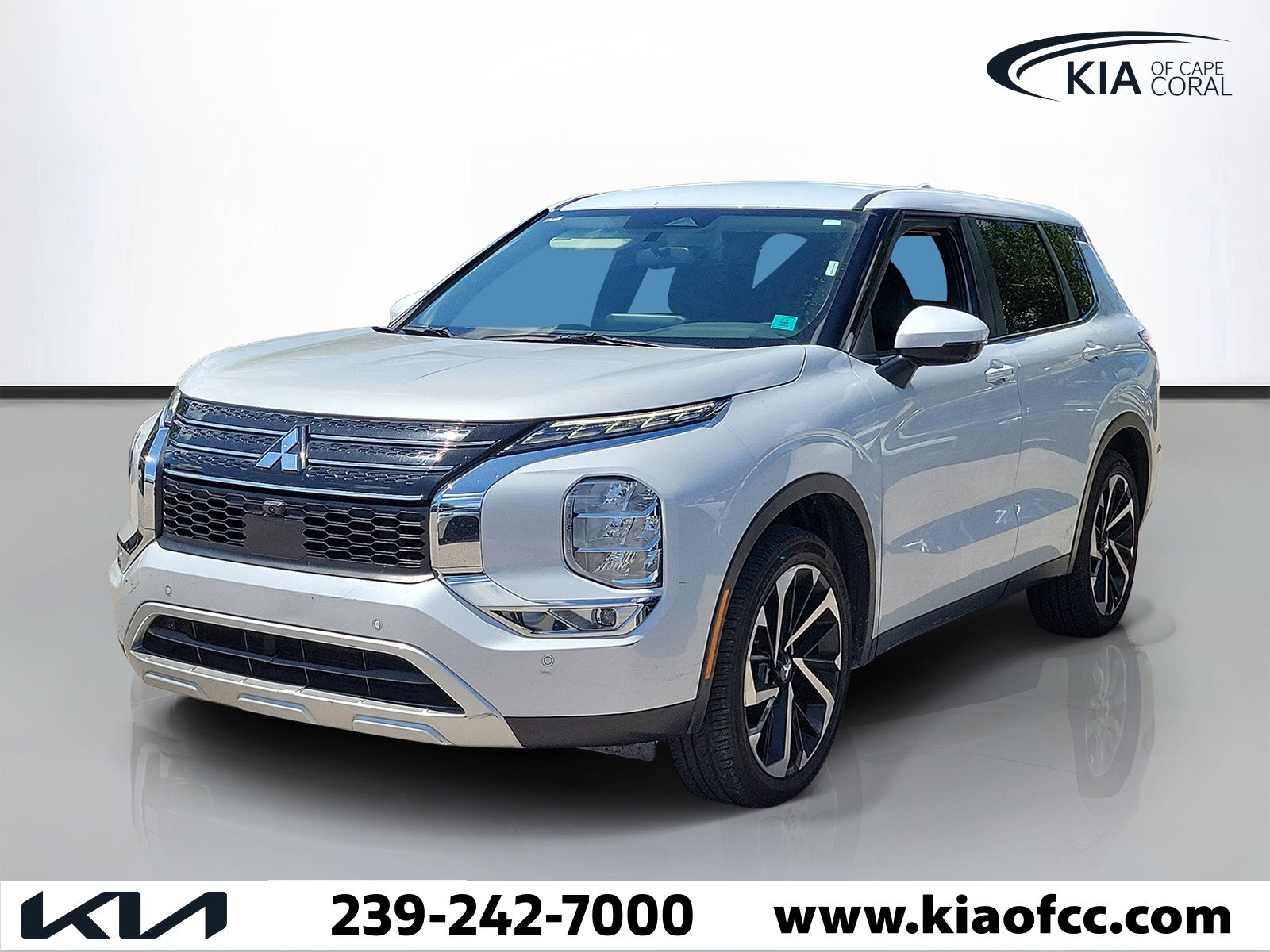 Used 2023 Mitsubishi Outlander SE Black Edition FWD image 3