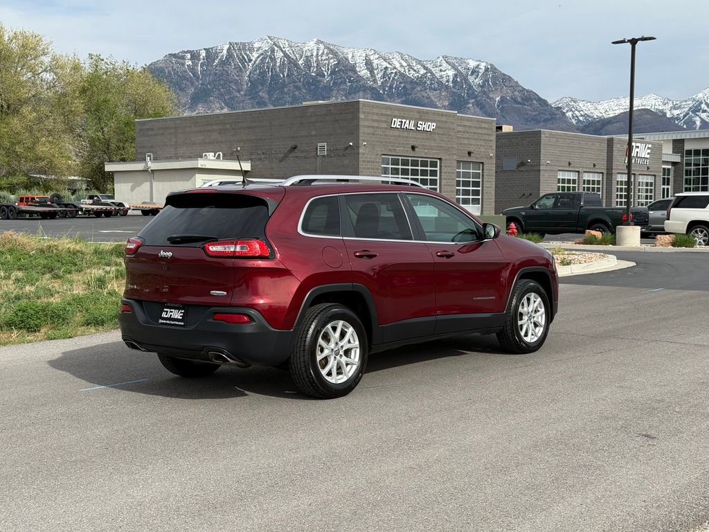 Used 2018 Jeep Cherokee Latitude AWD/4WD image 9