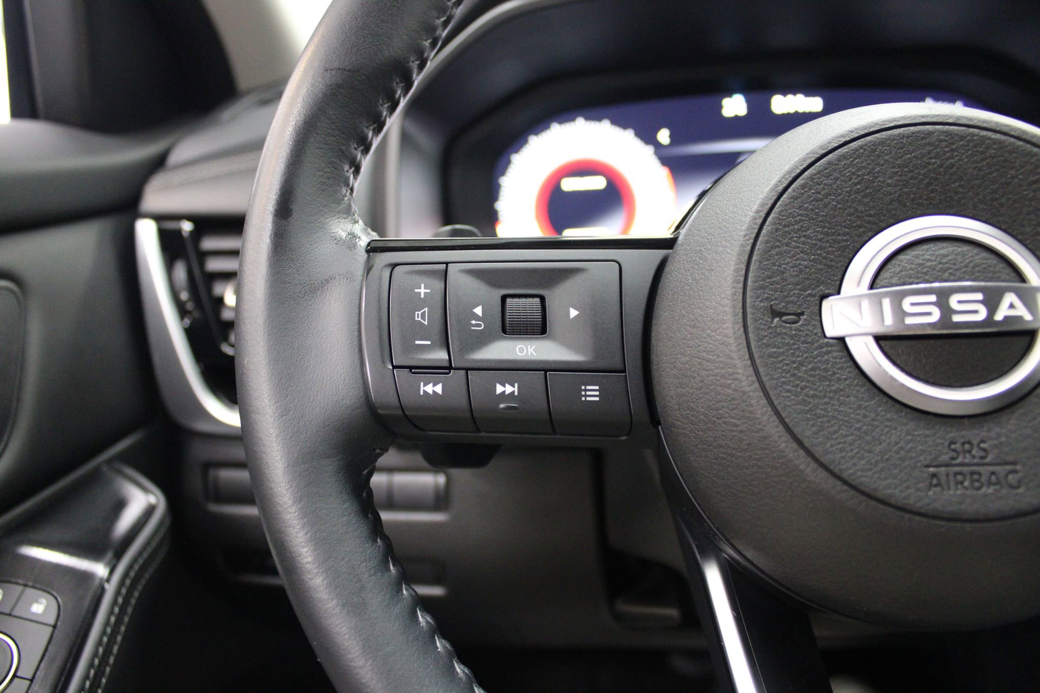 Used 2024 Nissan Rogue SL image 31