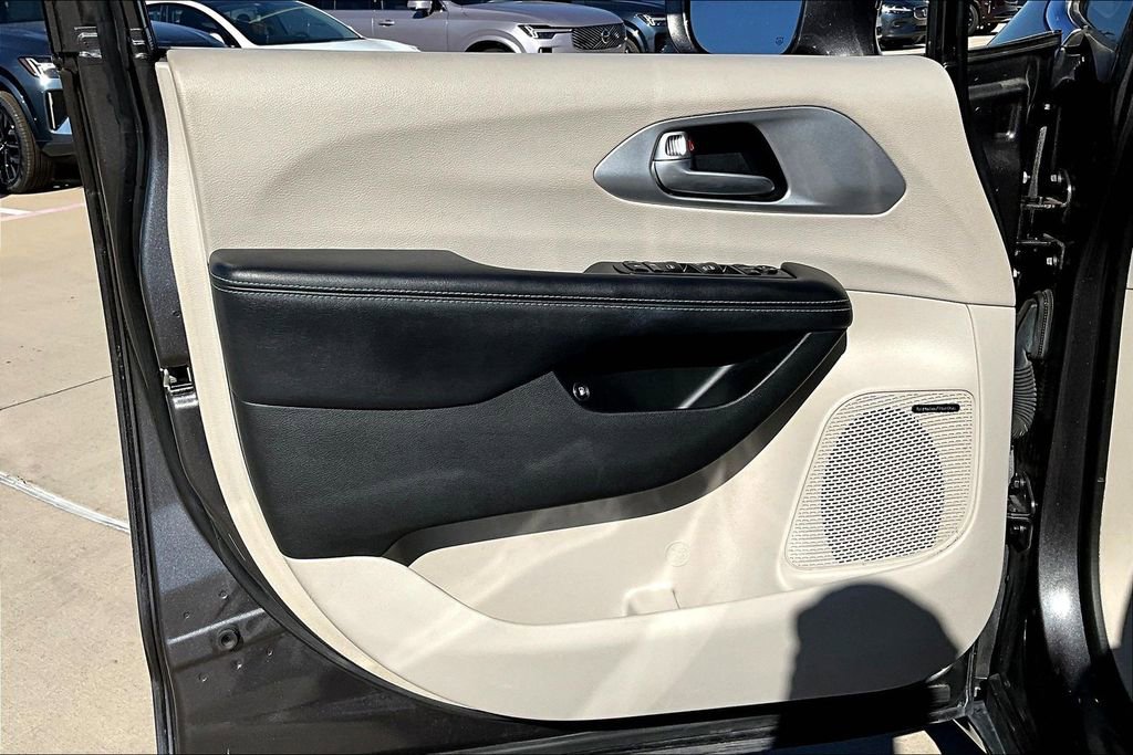 Used 2018 Chrysler Pacifica Limited image 22