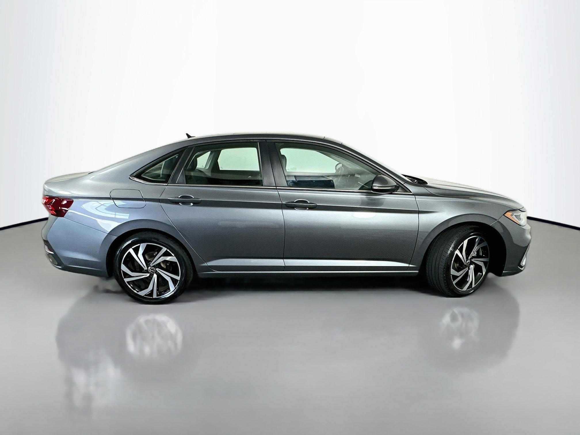 Used 2025 Volkswagen Jetta SEL FWD image 8