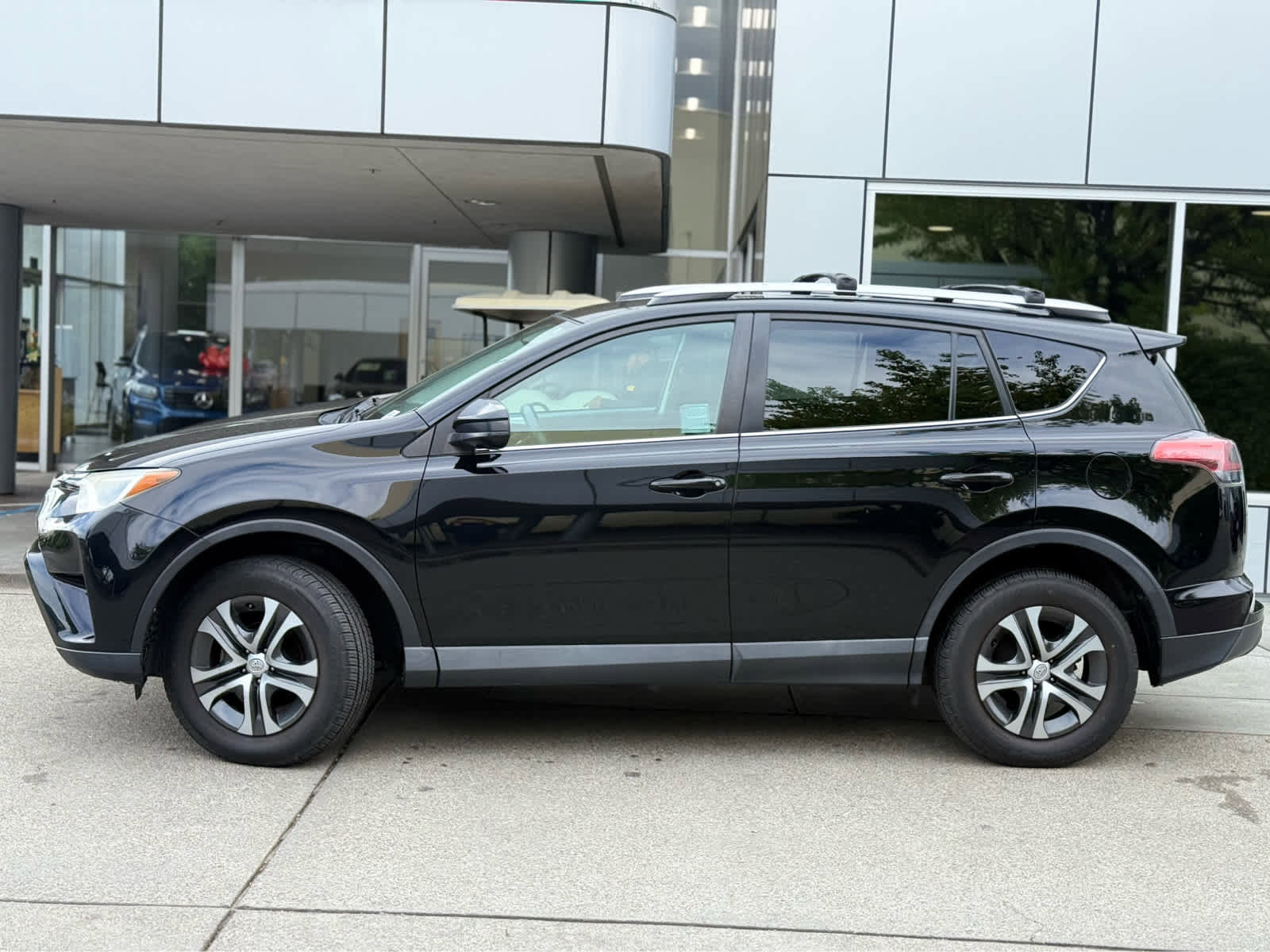 Used 2016 Toyota RAV4 LE FWD image 4