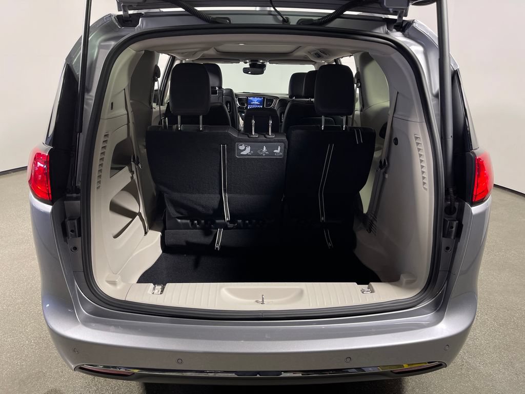 Used 2019 Chrysler Pacifica Touring-L Plus w/ Advanced Safetytec Group FWD image 11