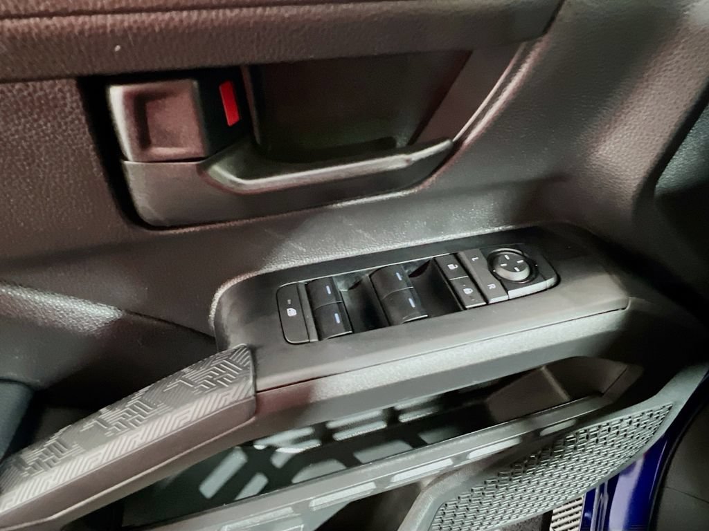Certified 2025 Toyota Tacoma SR5 AWD/4WD image 17