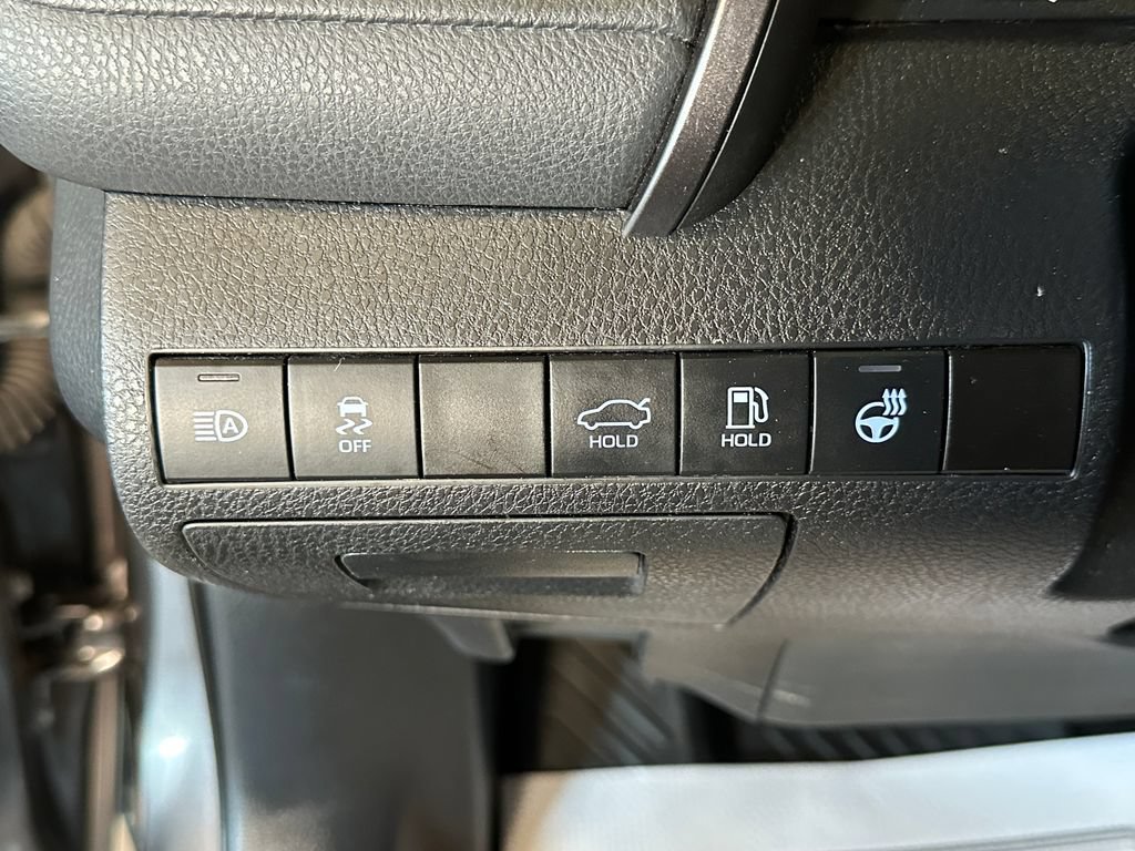 Used 2020 Toyota Camry SE w/ Moonroof Package AWD/4WD image 18
