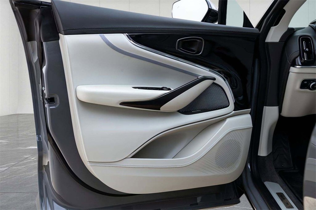 New 2025 Aston Martin DBX 707 image 19