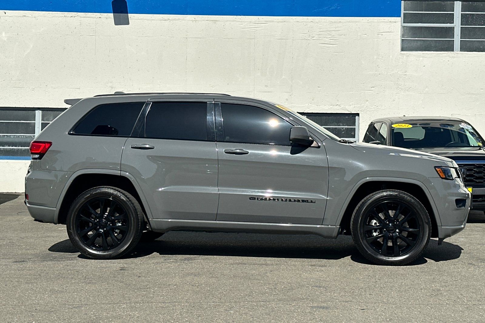 Used 2022 Jeep Grand Cherokee Laredo X image 3