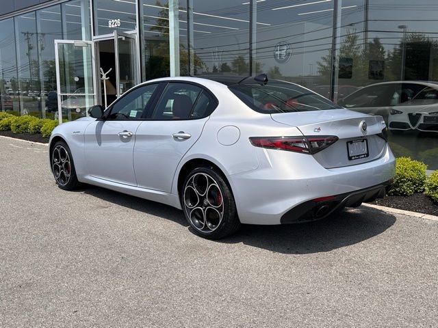 Used 2025 Alfa Romeo Giulia AWD image 3