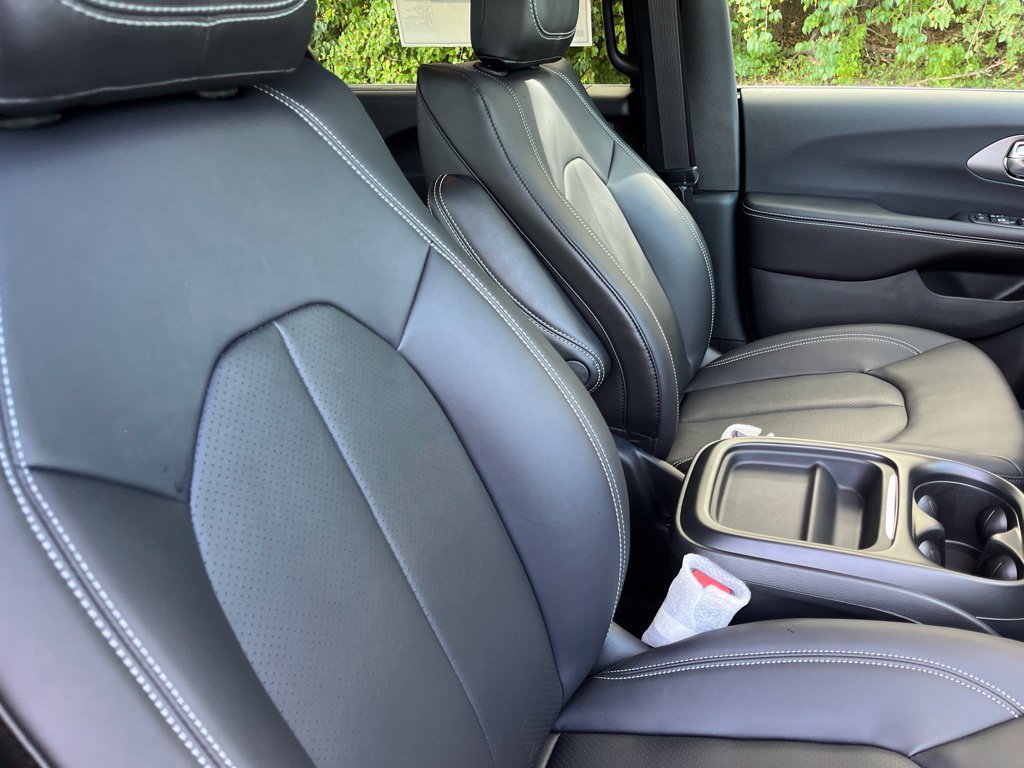 New 2027 Chrysler Pacifica Select FWD image 38