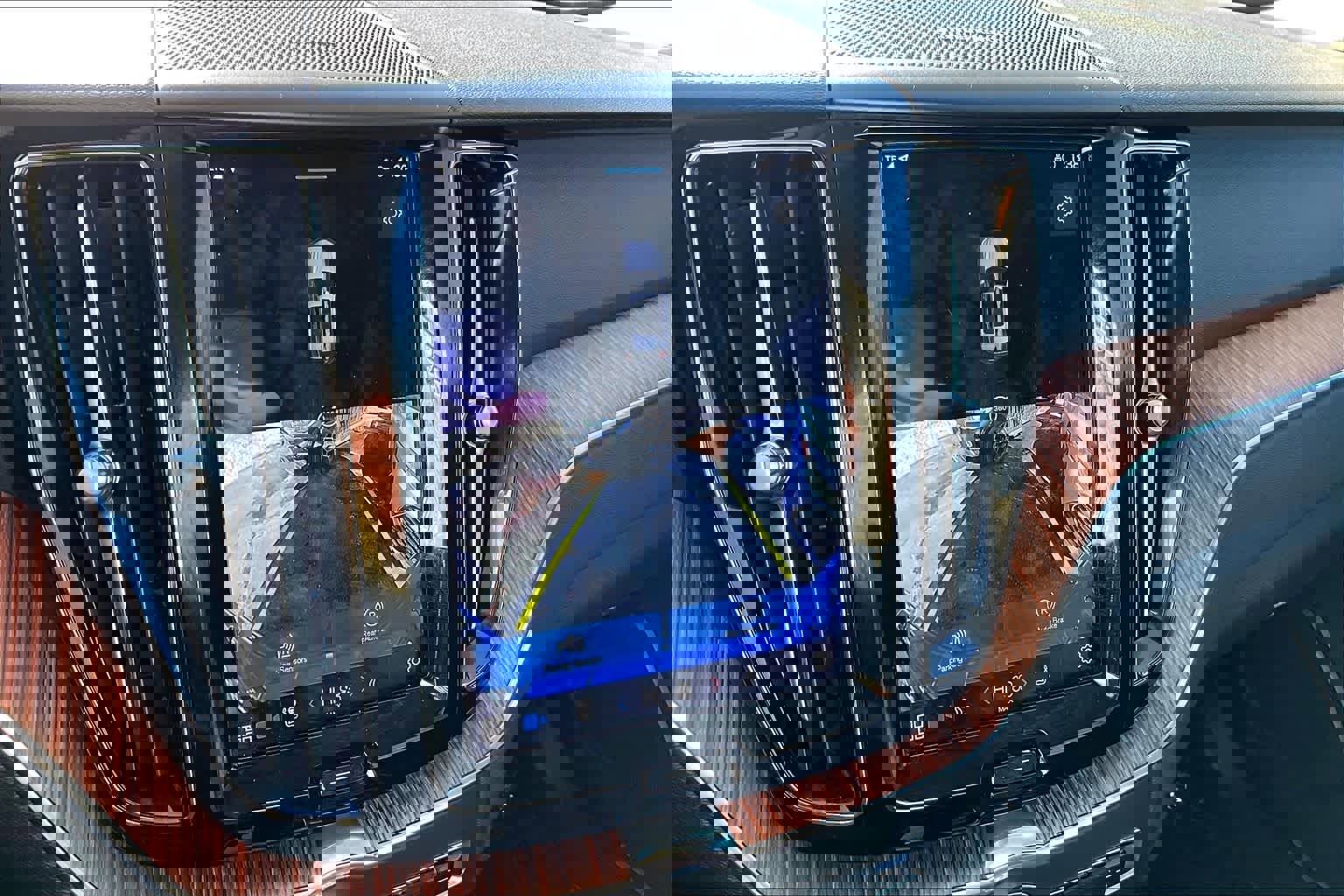 Certified 2023 Volvo XC60 B5 Plus w/ Climate Package image 27