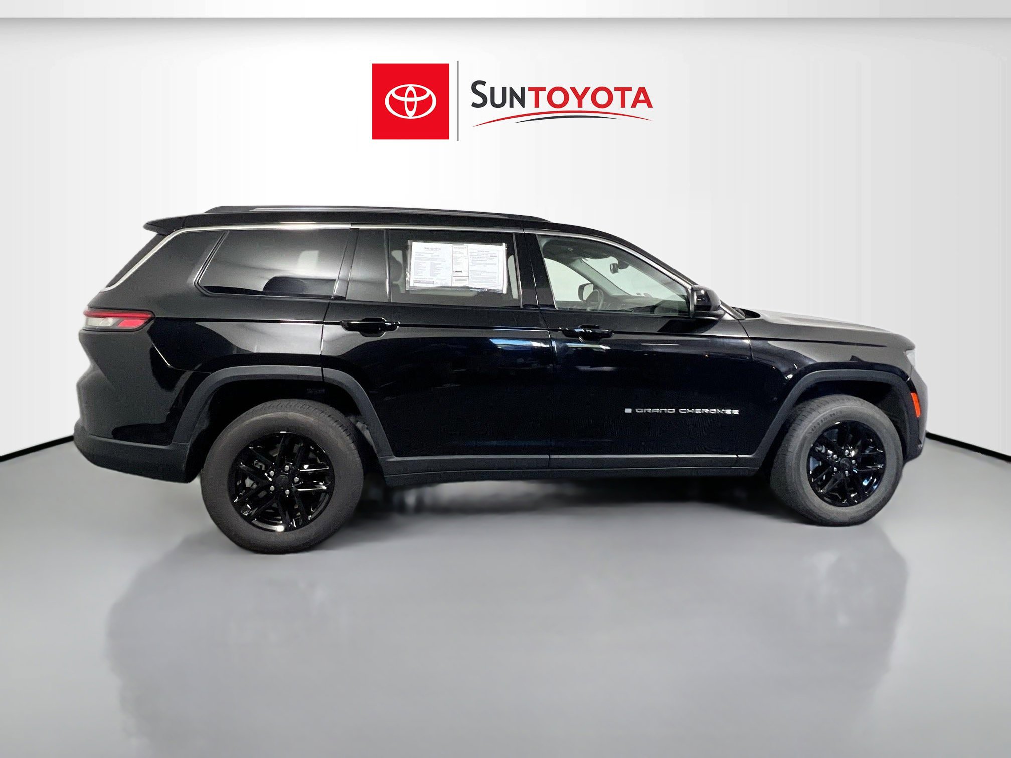 Used 2023 Jeep Grand Cherokee L Laredo RWD image 2