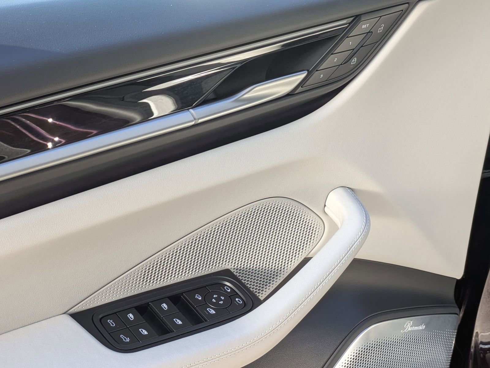Certified 2025 Porsche Macan 4S Electric image 15