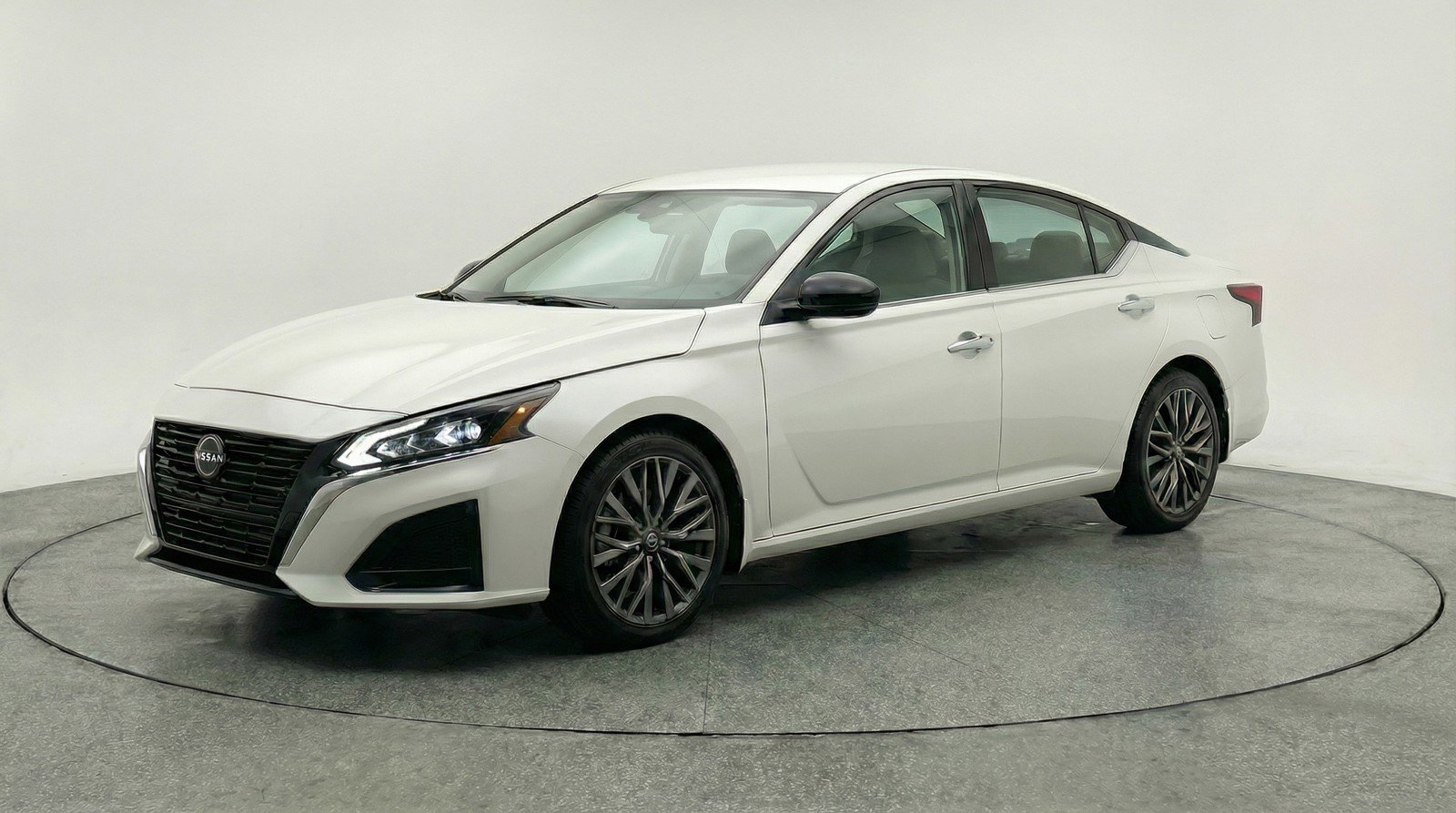 Used 2025 Nissan Altima 2.5 SV image 3