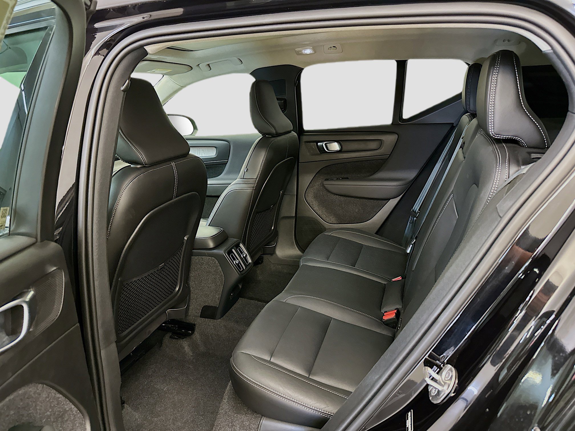 Used 2025 Volvo XC40 B5 Plus image 30