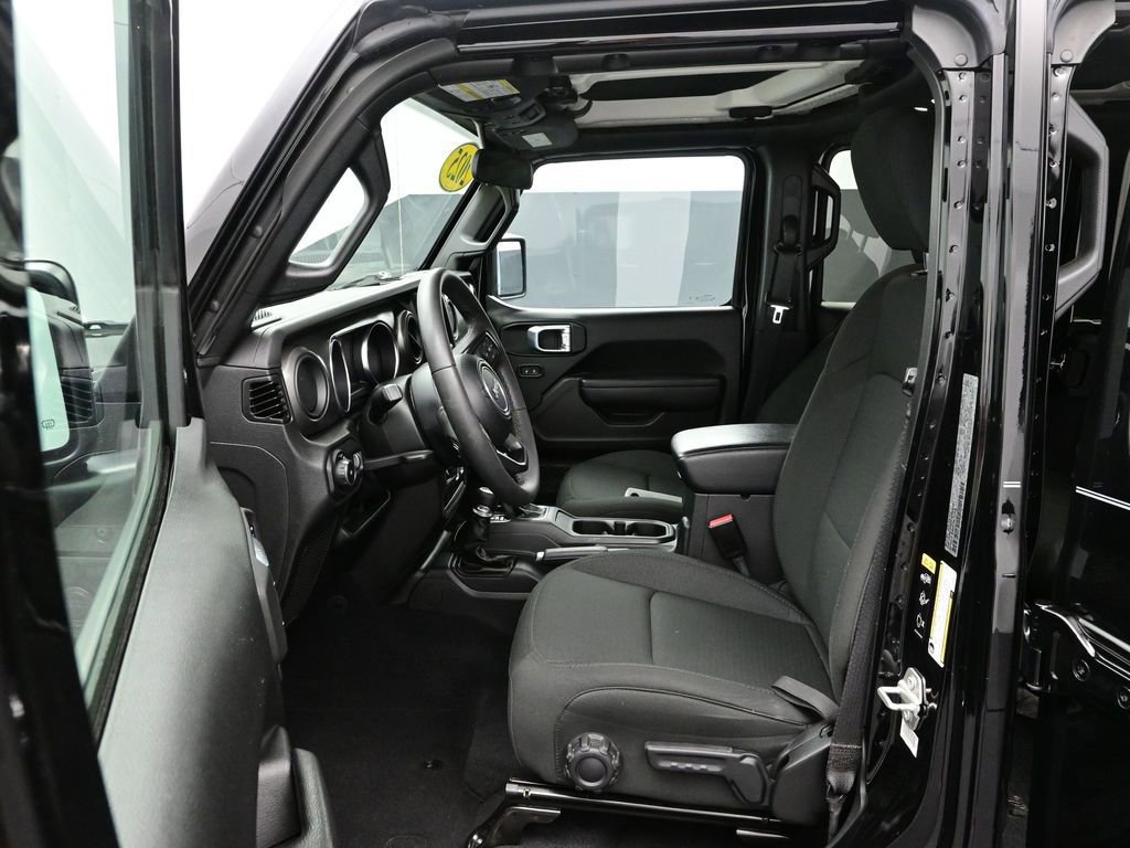 Used 2025 Jeep Wrangler Sahara image 13