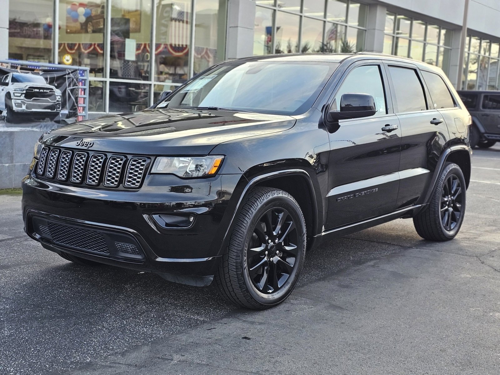 Used 2020 Jeep Grand Cherokee Altitude image 3