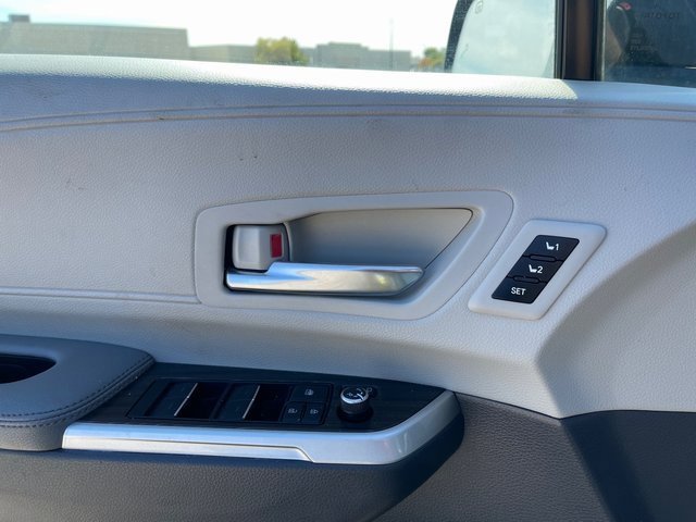 Used 2022 Toyota Sienna Limited image 25
