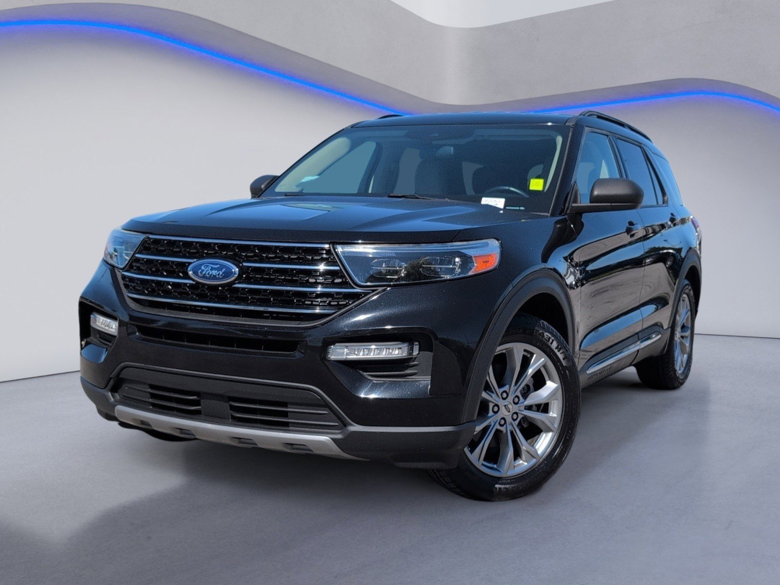 Used 2020 Ford Explorer XLT w/ Equipment Group 202A image 2