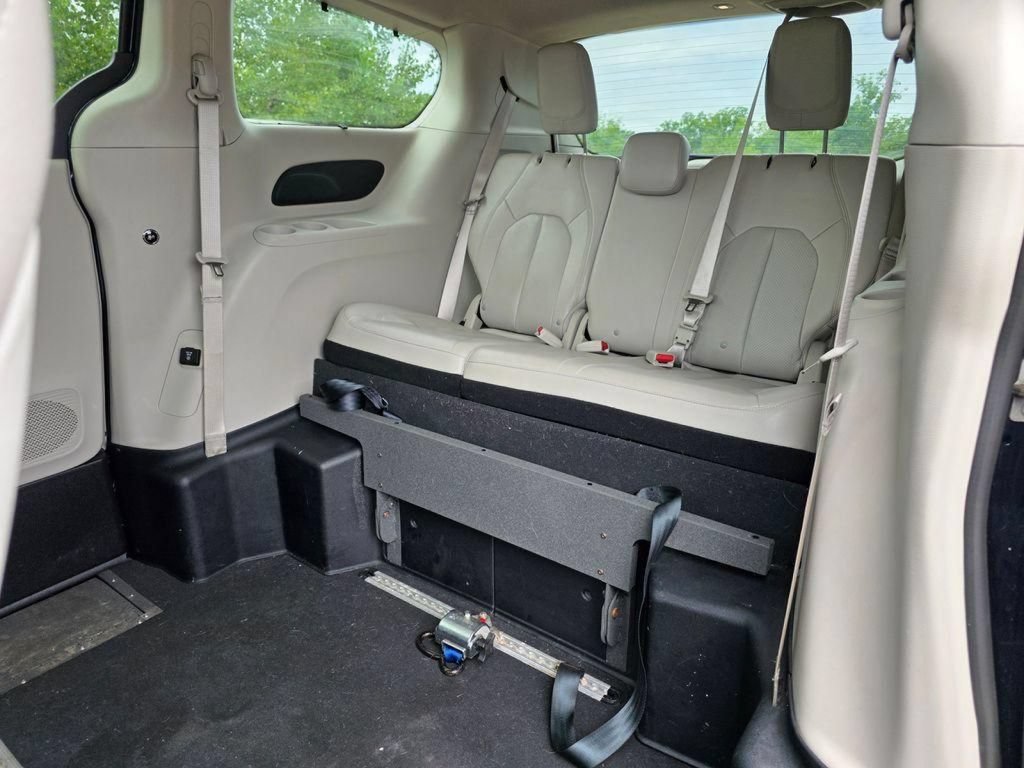 Used 2021 Chrysler Pacifica Touring-L w/ Uconnect Theater Family Group FWD image 22