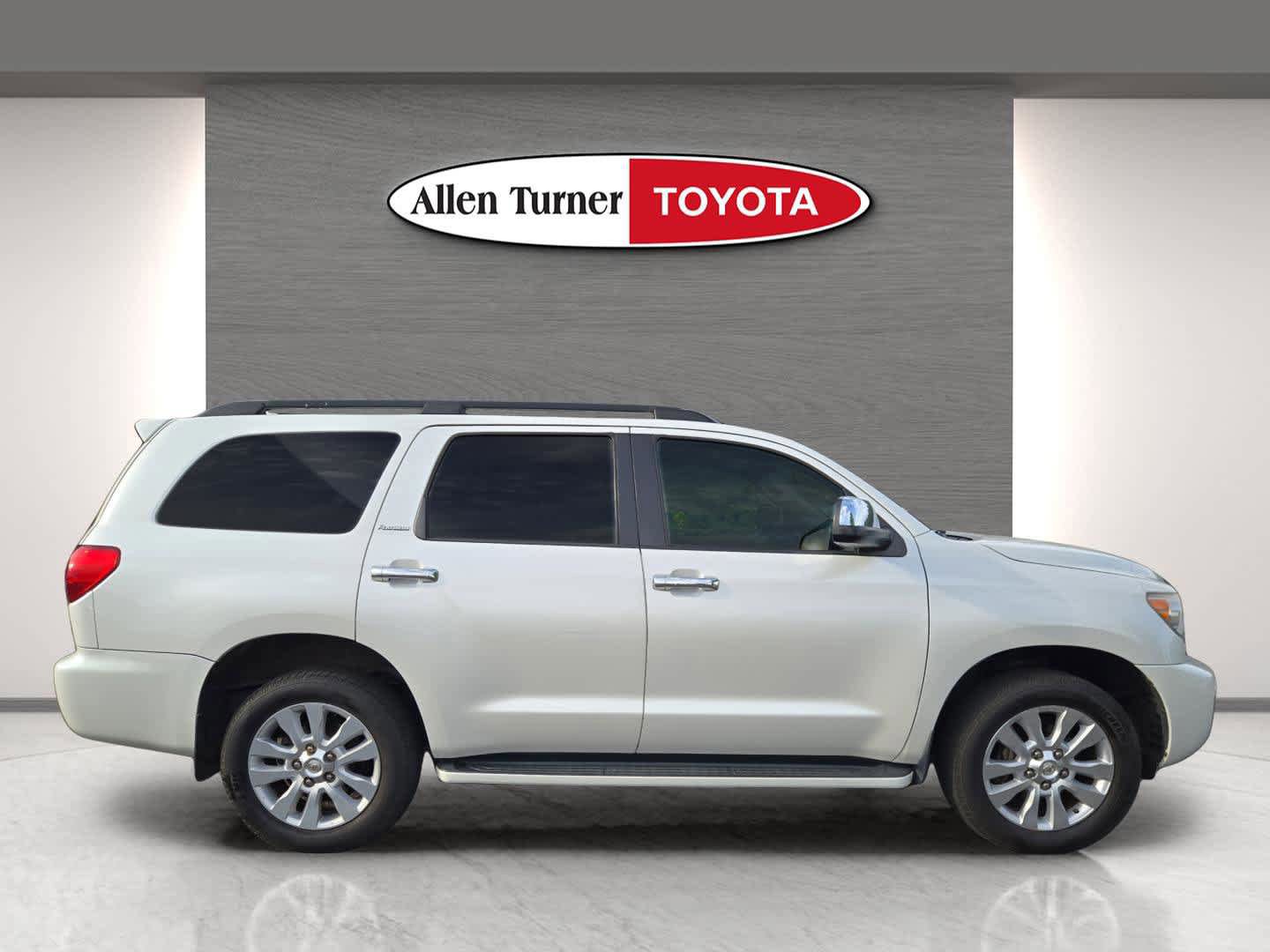 Used 2017 Toyota Sequoia Platinum AWD/4WD image 5