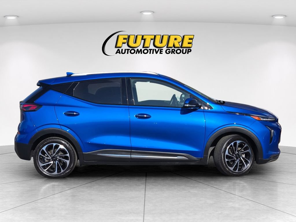 Certified 2022 Chevrolet Bolt EUV Premier w/ Sun & Sound Package FWD image 3