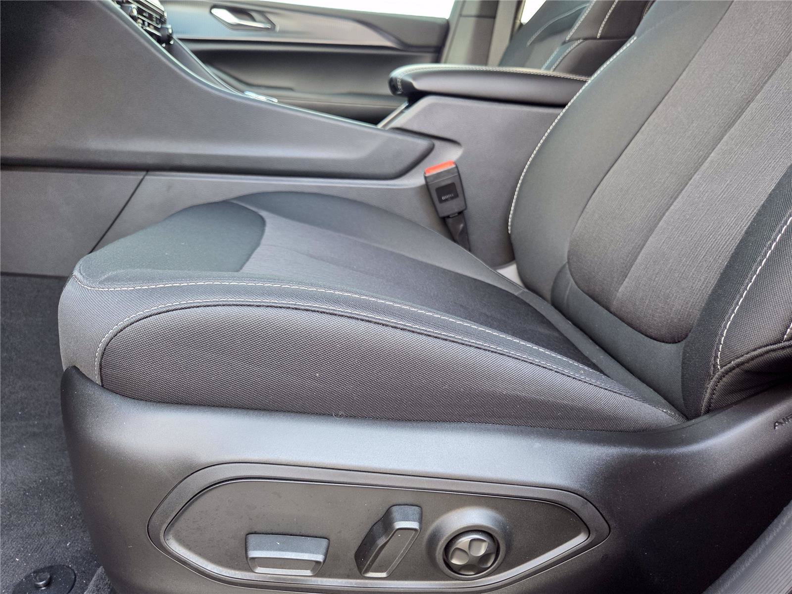 New 2025 Jeep Grand Cherokee Laredo X w/ Luxury Tech Group I RWD image 18