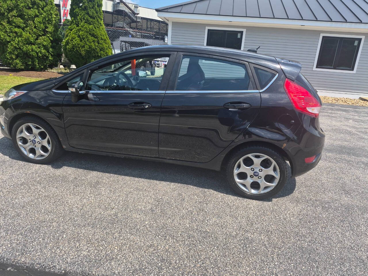 Used 2013 Ford Fiesta Titanium FWD image 5