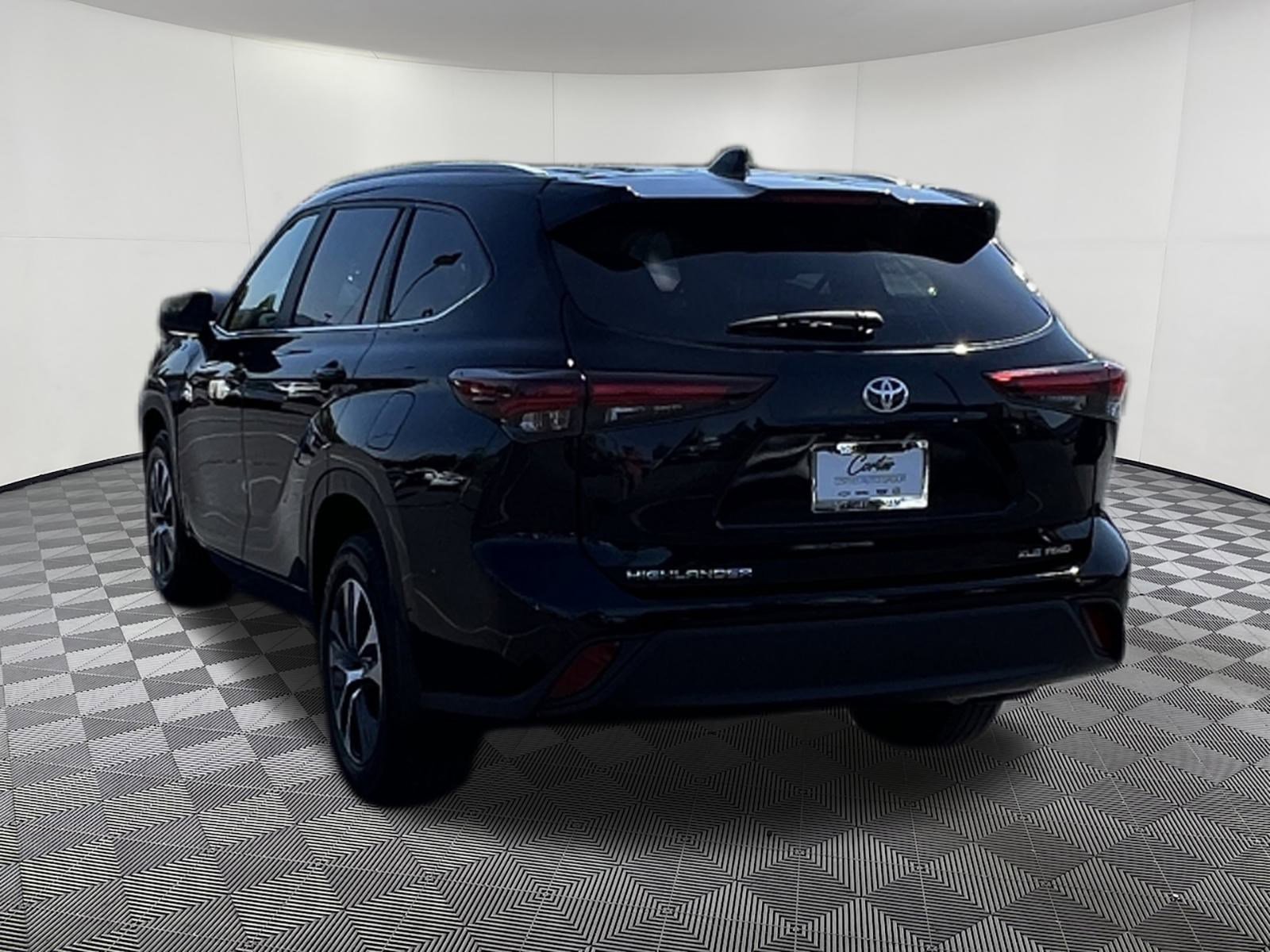 Used 2024 Toyota Highlander XLE image 4