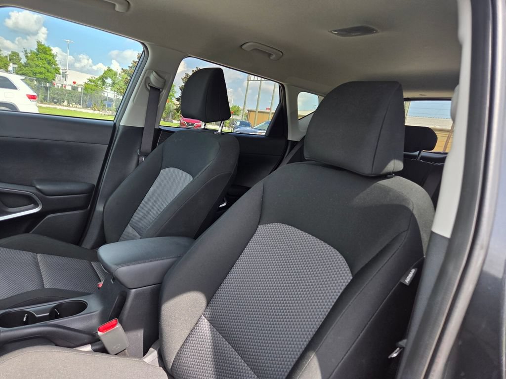 Used 2025 Kia Soul LX w/ LX Technology Package FWD image 11