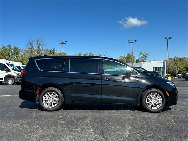 New 2026 Chrysler Pacifica Select image 8