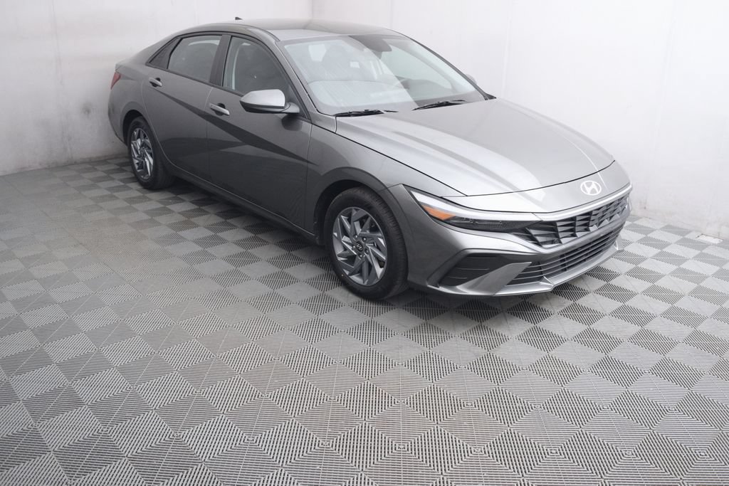Used 2024 Hyundai Elantra Blue FWD image 3