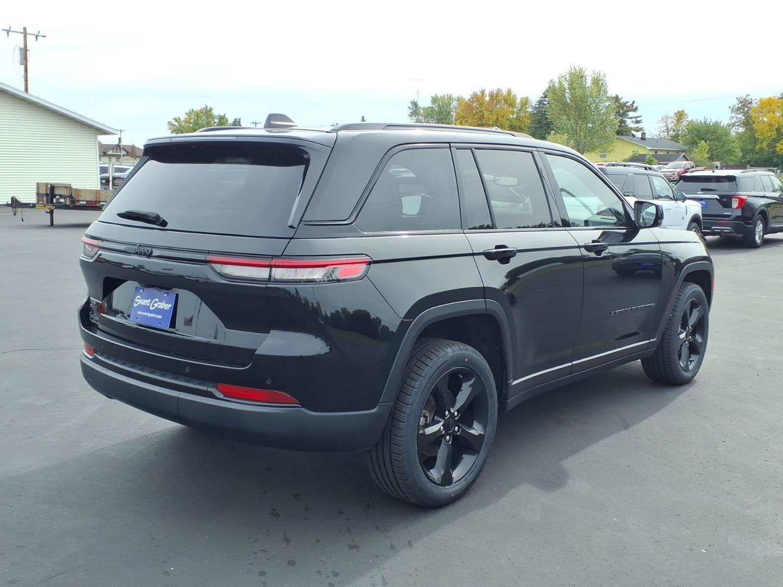 Used 2023 Jeep Grand Cherokee Altitude AWD/4WD image 6