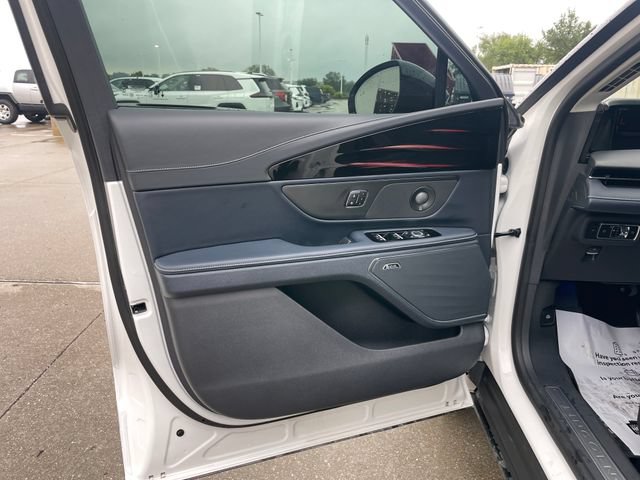 Used 2025 Lincoln Nautilus Reserve AWD/4WD image 39