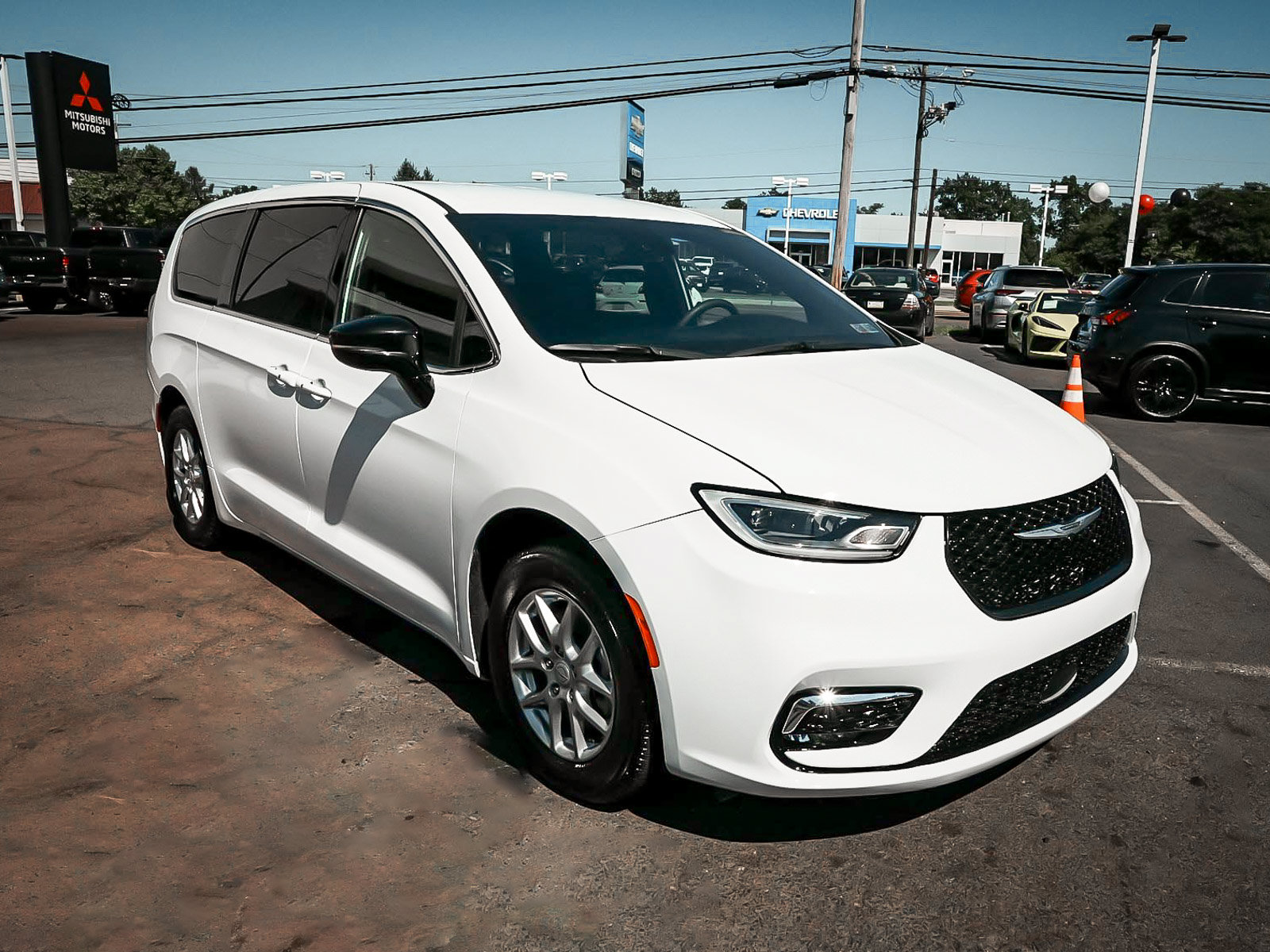 Used 2026 Chrysler Pacifica Select FWD image 3