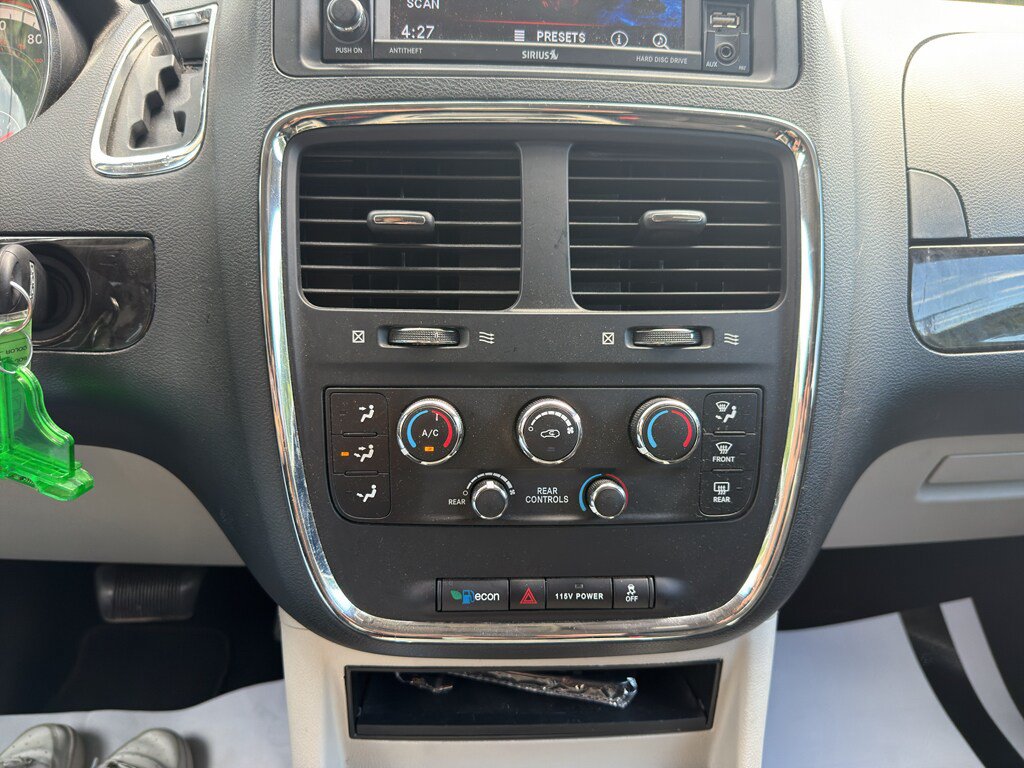 Used 2016 Dodge Grand Caravan SXT w/ Rear Park Assist Package FWD image 18