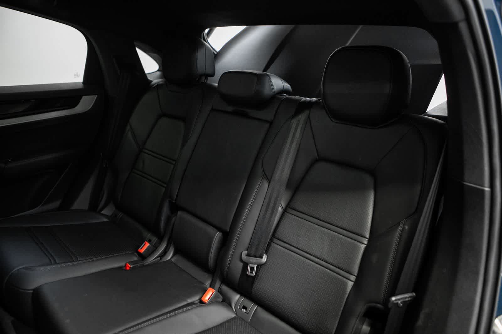 Certified 2024 Porsche Cayenne Coupe AWD/4WD image 33
