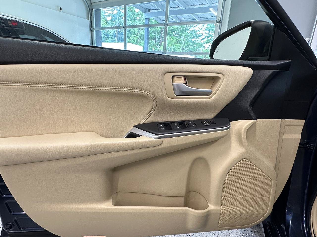 Used 2015 Toyota Camry XLE w/ Moonroof Package FWD image 15